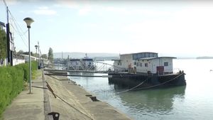 Traversarea cu bacul pe ruta Bechet - Oryahovo, suspendată temporar din cauza vremii 