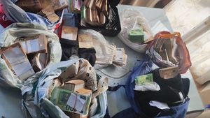 Fost vicepreședinte al Asociației Producătorilor de Medicamente, reținut după ce ar fi ajutat la producerea a 4,7 tone de metamfetamină / Laurenţiu Huică e acuzat că producea un medicament înregistrat doar în România din care se obținea drogul în laboratoare din mai multe state din Europa de Est / Profit estimat la aproape jumătate de miliard de euro