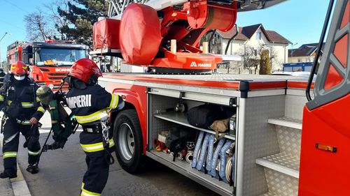 Patru utilaje au luat foc pe șantierul drumului expres Craiova-Pitești