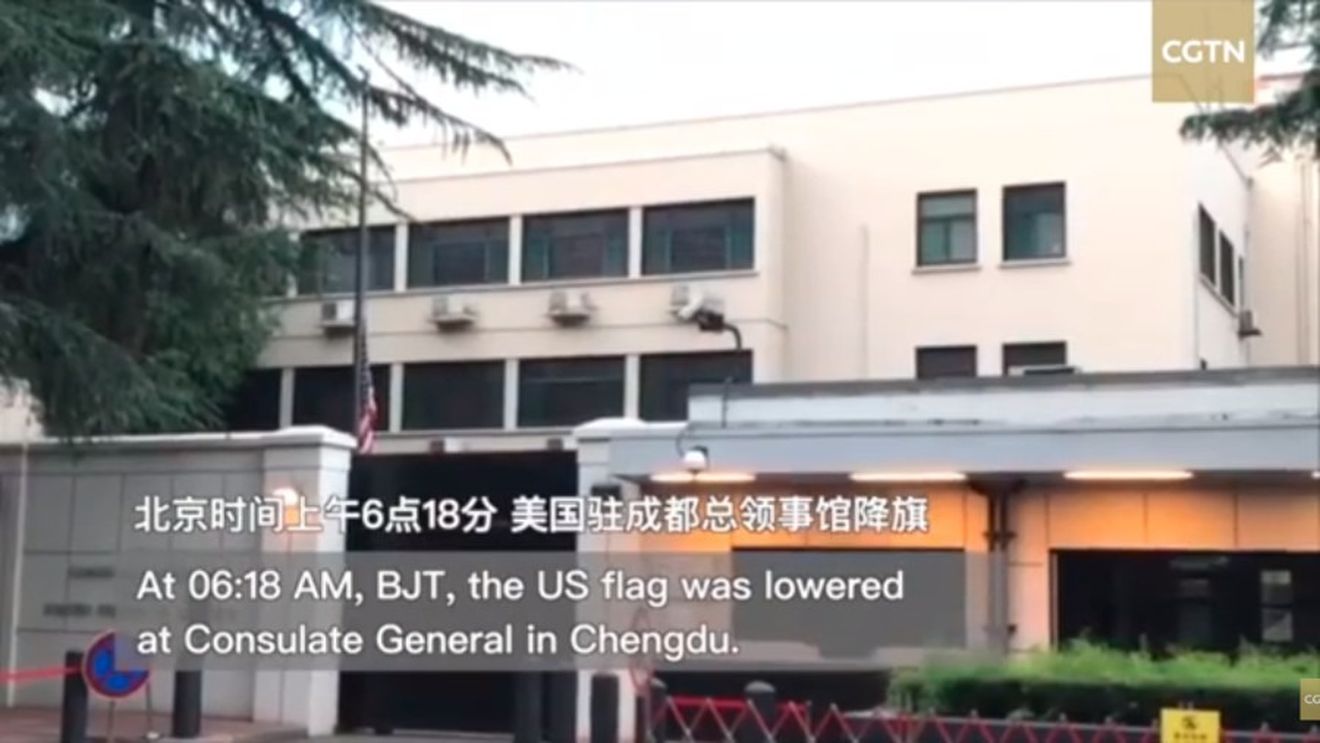 Drapelul american a fost coborât de pe consulatul SUA din Chengdu, după ce acesta a fost închis de autoritățile de la Beijing