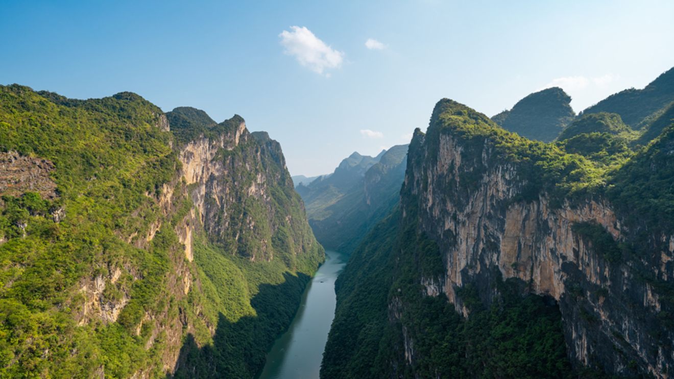 Cel mai înalt pod din lume va fi inaugurat în China în această vară