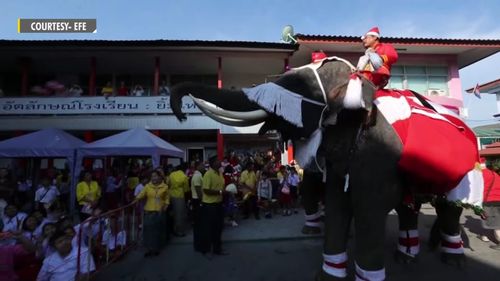 Elefanți îmbrăcați în Moș Crăciun au împărțit măști sanitare și gel dezinfectat la o școală din Thailanda / Tradiția este respectată de 15 ani în țara majoritar budhistă