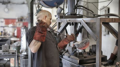 ANALIZĂ Semnal de alarmă. Industria prelucrătoare din România continuă să piardă angajați: Peste 34.000 de persoane au dispărut din sector anul trecut, după ce în 2021 au plecat alți 85.000/ Care au fost cele mai mari companii din industrie în 2022