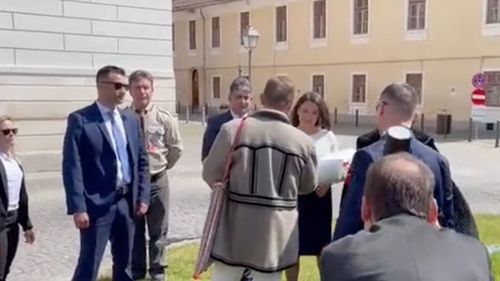 Moment tensionat la dezvelirea statuii lui Bethlen Gabor / Senator PSD de Alba a alăturat statuii portretul lui Avram Iancu