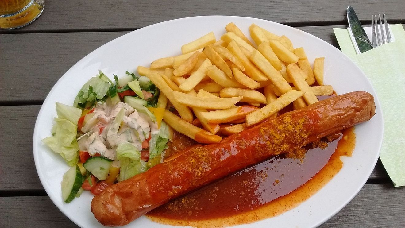 Politişti germani, suspectaţi că ar fi fost mituiţi cu currywurst / Cinele gratuite ar fi costat până la 2000 de euro