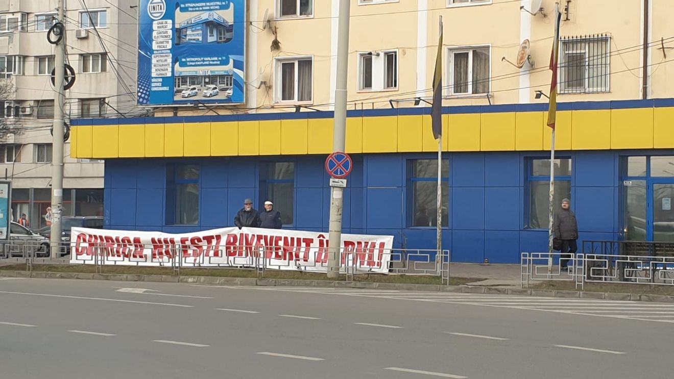 Banner în fața filialei liberale din Iași: Chirica, nu ești binevenit în PNL!