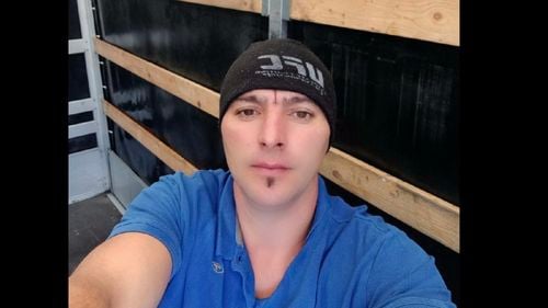 Un șofer de camion român rămâne în pană și fără bani, în Italia / Postează un mesaj de ajutor pe Facebook și e ajutat de localnici: i se spală hainele, e găzduit și primește mâncare / ”Este nevoie de foarte puțin pentru a te face util”