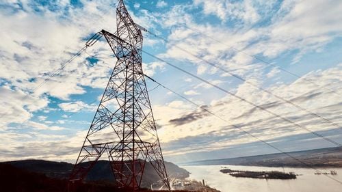 Transelectrica începe construirea Liniei Electrice Aeriene 400 kV Constanţa Nord – Medgidia Sud, un proiect pentru decongestionarea zonei Dobrogea. Investiţia este finanţată, în premieră, din Fondul pentru Modernizare
