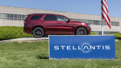 Stellantis avertizează: Ar putea fi închise fabrici din cauza amenzilor UE pentru emisii de carbon