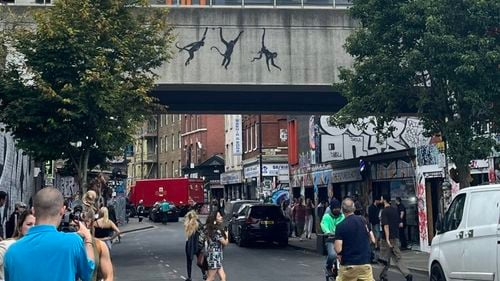 Un desen reprezentând trei maimuţe agăţate de un pod, al treilea graffiti revendicat de Banksy în trei zile