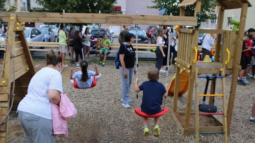 Ucrainenii au restaurat un loc de joacă din Florești / O asociație a ucrainenilor stabiliți în județul Cluj au finanțat și realizat lucrările / ”Am încercat să apelăm la primărie, dar ni s-a spus că nu pot interveni, deoarece e proprietate privată”