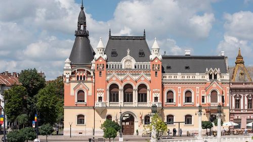 Premierul Bolojan, discurs auto-laudativ și patriotic la Oradea, de ziua orașului: Laşitatea, deciziile greşite, hoţia ne-au făcut rău; ţara trebuie să se dezvolte unitar