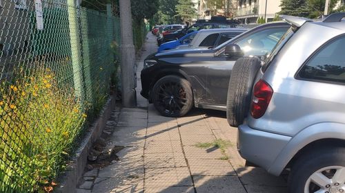 Polonia se pregătește să interzică parcarea mașinilor pe trotuare