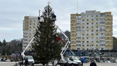 Bradul de Crăciun din Zalău, schimbat de două ori. Primar: „Atât îl modific, până când le place zălăuanilor”
