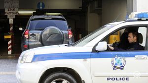 Trei arestări în Grecia în urma atacurilor cu bombe artizanale asupra locuinţelor unor persoane cu legături cu partidul la putere / O persoană a murit iar alte trei au fost rănite