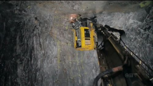 39 de mineri, blocați în subteran de duminică, după un incident în estul Canadei