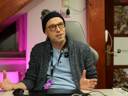 Omul care a aprins dorul în mii de suflete / „Mi-e dor de tine” – Video-story de Crăciun