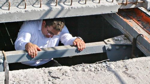 Trebuie să cadă podul de peste Dunăre pentru a începe reparația lui? Presa bulgară critică autoritățile de la Sofia pentru găurile din podul Giurgiu-Ruse