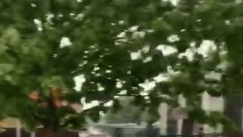 VIDEO Șoseaua Gheorghe Ionescu Sisești din Sectorul 1, inundată complet. Potrivit meteorologilor, în Capitală se vor semnala averse torenţiale, descărcări electrice şi vijelie pentru următoarele șase ore