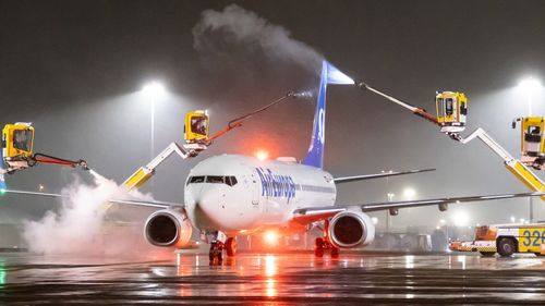 Aeroportul Schiphol din Amsterdam, unul dintre cele mai aglomerate din Europa, a anulat luni 450 de zboruri din cauza zăpezii şi îngheţului