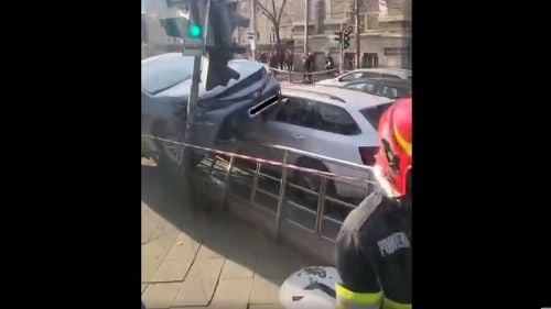 VIDEO Imagini cu accidentul cu trei maşini din faţa sediului central al Poliţiei Române din Bucureşti/ Un pieton a fost rănit și a ajuns la spital