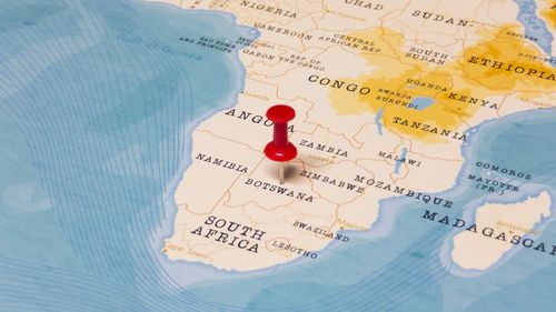 În plină tensiune cu Occidentul, Rusia este invitată de Botswana, un stat african stabil, să investească în resurse-cheie precum diamante și pământuri rare