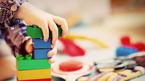 Scandal uriaș în SUA provocat de un experiment care presupunea filmarea permanentă a copiilor la grădiniță pentru antrenarea inteligenței artificiale / Experimentul a fost anulat în urma protestului părinților