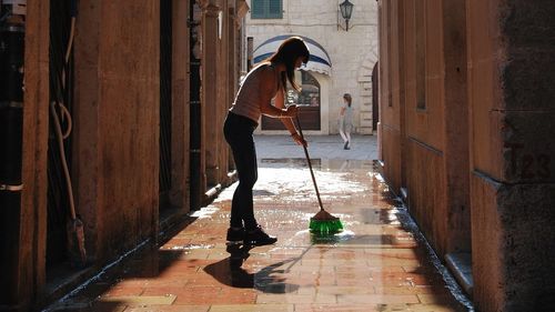 Treizeci de ani vechime, condiție de angajare ca femeie de serviciu la un liceu de arte