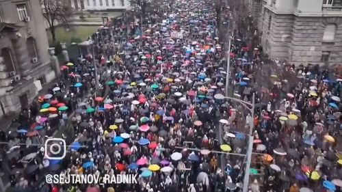 VIDEO Mii de protestatari fac apel la grevă generală în Serbia