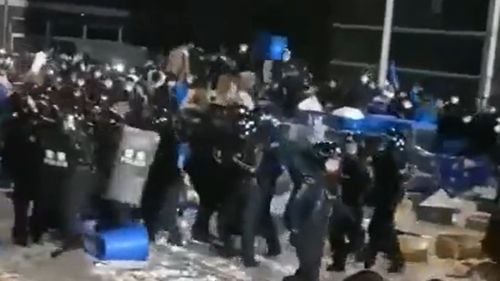 VIDEO China: Confruntări cu poliția în Chongqing, după ce muncitori care produceau teste Covid au fost concediați