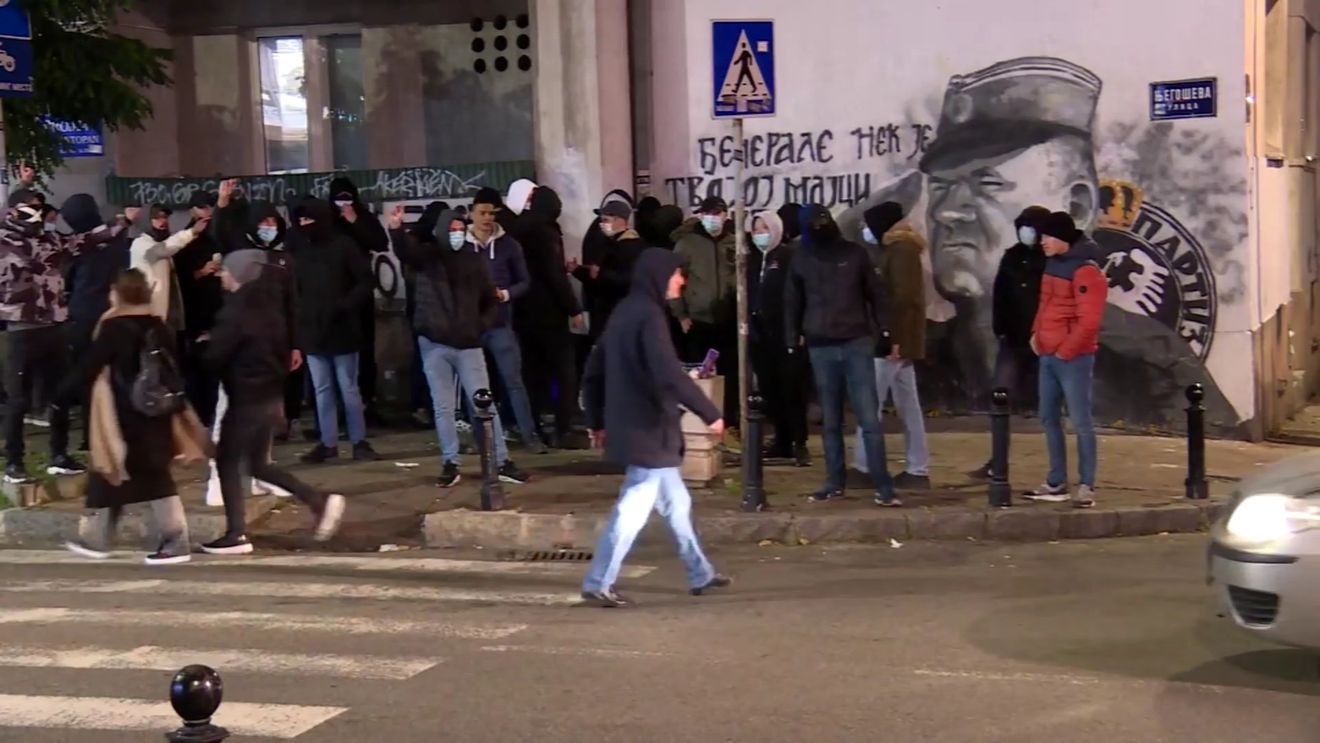 Protest în Serbia: Zeci de manifestanți au cerut eliminarea unei picturi murale în onoarea criminalului de război Ratko Mladic / Activiștii strigau „Fresca trebuie să cadă!” / Un alt grup, pro-Mladic, striga „fasciștii”