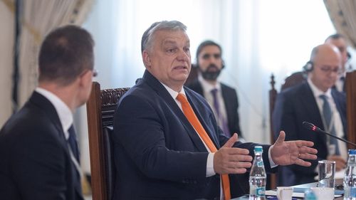 Premierul ungar Viktor Orbán, acuzat de opoziție că a interzis complet parcurile eoliene și că impune tot felul de obstacole în procedura instalării panourilor solare, pentru a-i favoriza pe oligarhii care au interese în centrale pe gaz, în condițiile în care prețul energiei electrice a ajuns în Ungaria la cote istorice