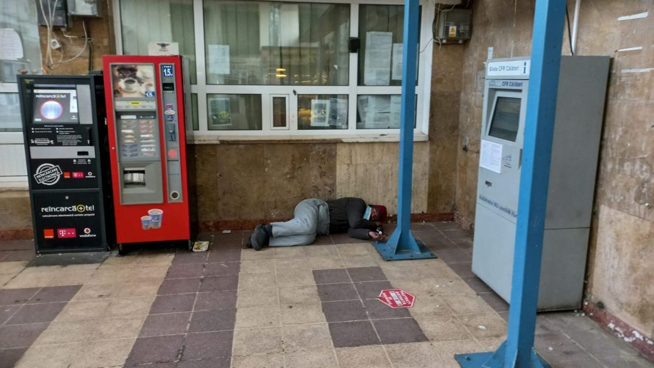 FOTOGALERIE Gara Basarab din București, focar de infecție. Evitată de călători, preferată ca adăpost de oamenii străzii și porumbei