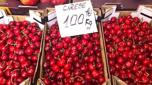 100 de lei, kilogramul de cireșe în piața din Sibiu. Comerciant: „Le-am adus de marți după amiază. Au cumpărat pofticioșii. Am vândut până acum trei lădițe”