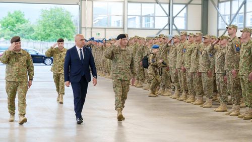 Președintele interimar Bolojan, vizită la Misiunea Militară a Uniunii Europene în Bosnia și Herțegovina – EUFOR Althea / România a preluat comanda misiunii în ianuarie, 2025