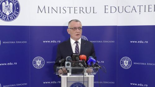 Ministrul Cîmpeanu șterge cu marker negru numele profesorilor universitari care i-au verificat teza de doctorat de plagiat și publică documentul pe Facebook