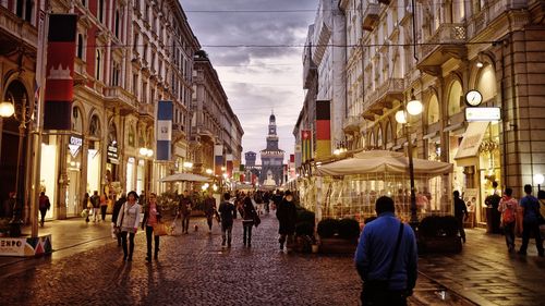 Sindicatele italiene au convocat prima grevă din istorie la bursa din Milano, pe 27 iunie / Se cere o majorare a salariilor de aproximativ 400-600 de euro pe lună