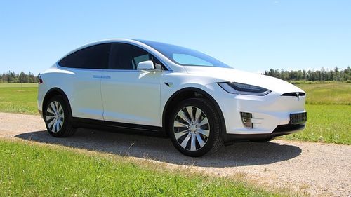 Videoclipul folosit de Tesla pentru a promova mașinile care se conduc singure a fost înscenat, mărturisește un inginer al companiei