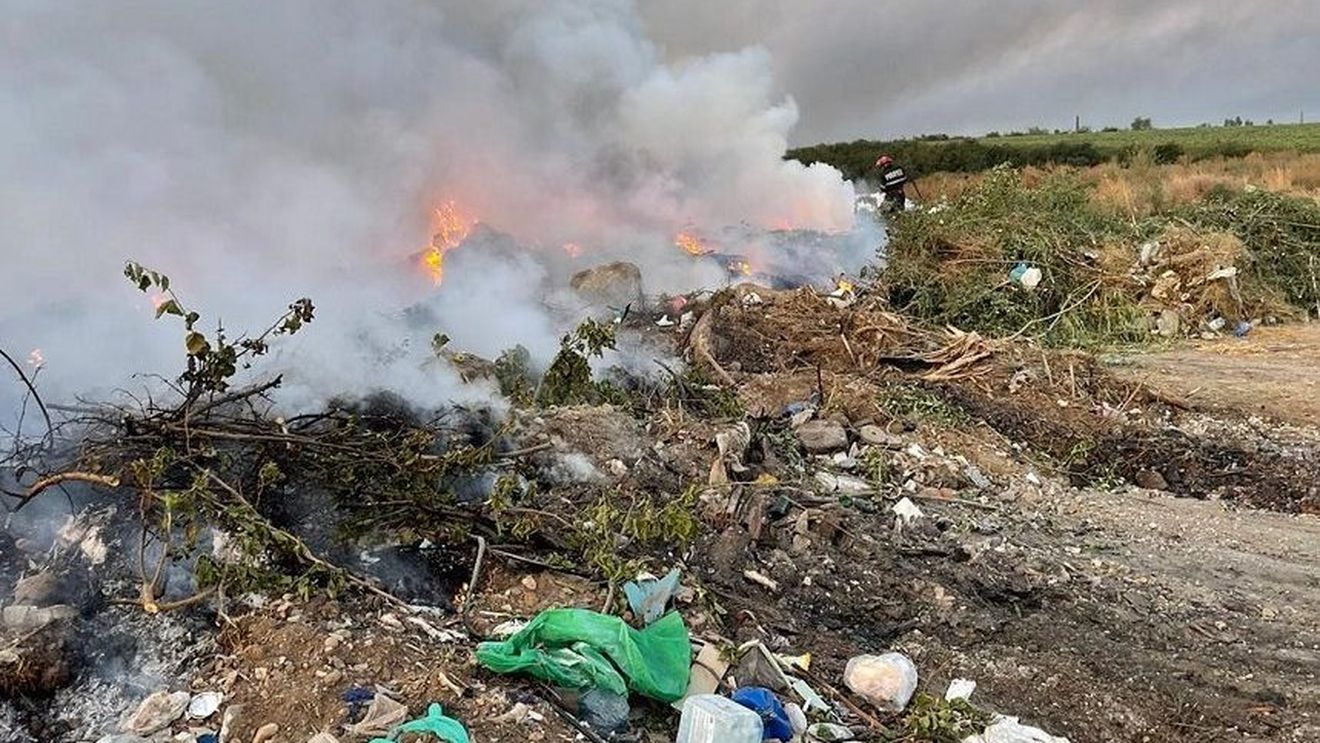 Amendă de 10.000 de lei și mașina confiscată pentru un giurgiuvean care a aruncat gunoiul pe câmp