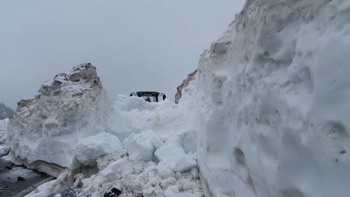 VIDEO Cum arată vara la Piscul Negru, pe Transfăgărășan. Imagini cu operațiunile de deszăpezire pe cea mai frumoasă șosea din România