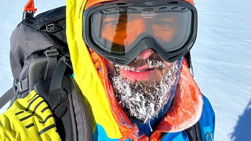 Alpinistul Adrian Ahriţculesei a ajuns şi la Polul Sud după ce a cucerit Mount Vinson, performanţă unică pentru un român în Antarctica