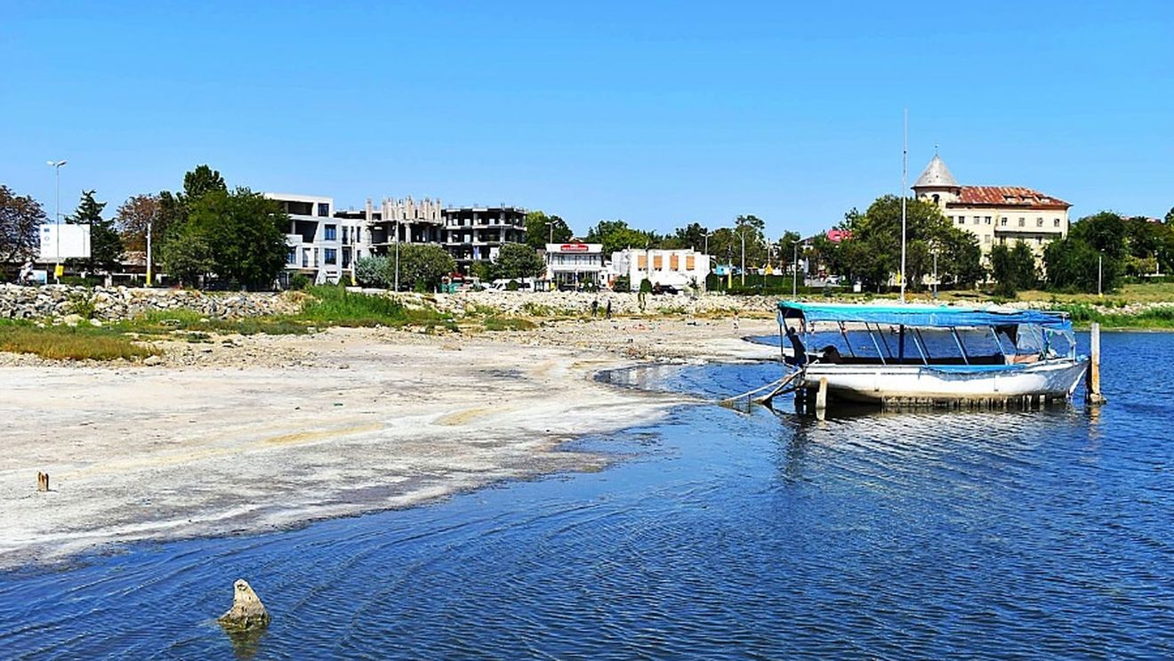 Societatea Ornitologică Română a sesizat Parchetul în cazul construcţiilor ilegale din situl protejat lacul Techirghiol