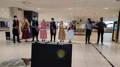 VIDEO Grecii își întâmpină turiștii cu dansuri tradiționale/ Spectacol pe Aeroportul Internaţional Rhodos