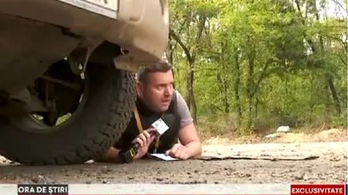 VIDEO Jurnaliștii TVR, prinși între rafale de focuri în Kupiansk, în regiunea Harkov/ Echipa nu a fost rănită, dar militarii ucraineni le-au cerut să părăsească zona de urgență/ Zona este bombardată intens de ruși după ce au pierdut controlul asupra ei