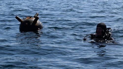 BREAKING Geniștii intervin în zona Grindului Chituc, după ce a fost semnalată prezența unui obiect eșuat pe țărm, cel mai probabil  o mină anti-desantare