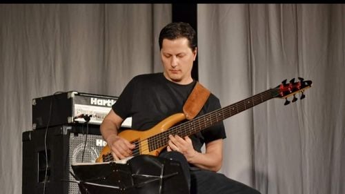 A murit Laur Fratostiteanu, considerat a fi unul dintre cei mai cunoscuți bass-iști din România / A decedat după o infecție cu SARS CoV-2