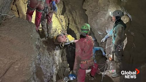 VIDEO Speologul american care a rămas blocat la o adâncime de peste 1.000 de metri într-o peşteră din Turcia a fost salvat