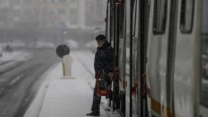 Circulația autobuzelor, tramvaielor și troleibuzelor din București, afectată serios de zăpadă