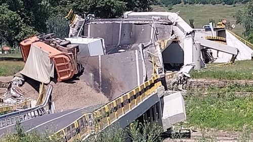 BREAKING VIDEO S-a prăbușit un pod din județul Neamț, ”garantat” în urmă cu 6 luni de baronul PSD Ionel Arsene. Un șofer este rănit. Podul a fost reabilitat de firma unui fost consilier PSD