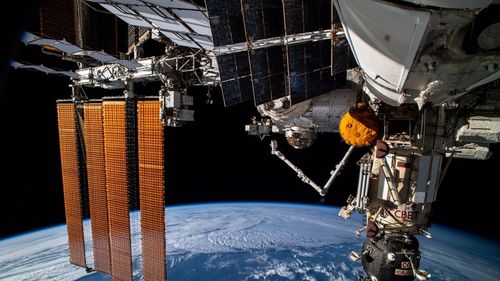 Capsula Crew Dragon a ajuns la ISS cu primii astronauți din Ungaria, Polonia și India